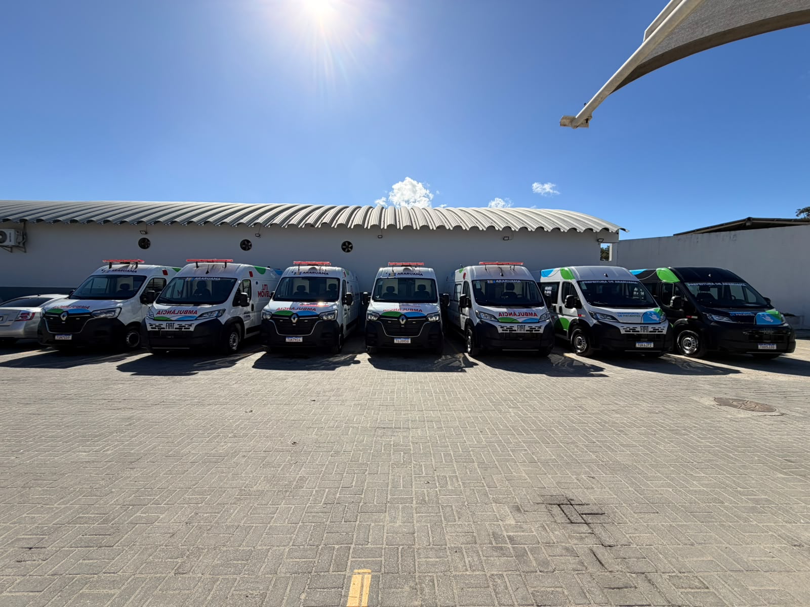 Frota da Lagos com veículos preparados para transporte especializado